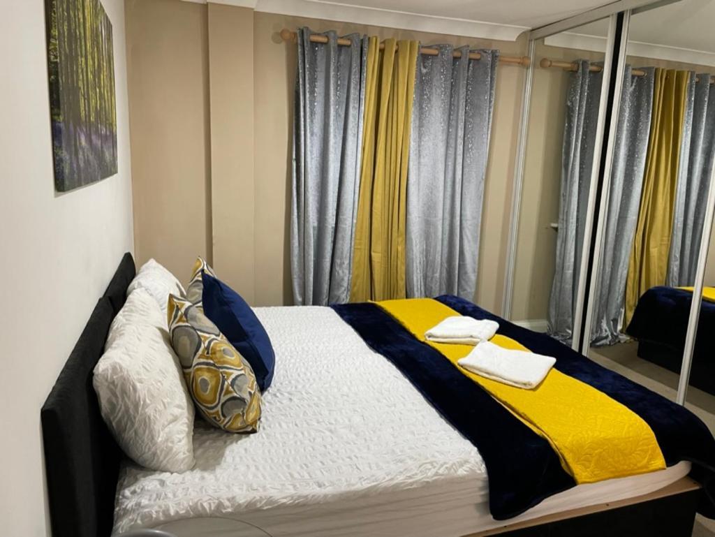 2 Bedrooms Modern Apartment, Full Kitchen, 5 Minutes Tube Station Apartment *