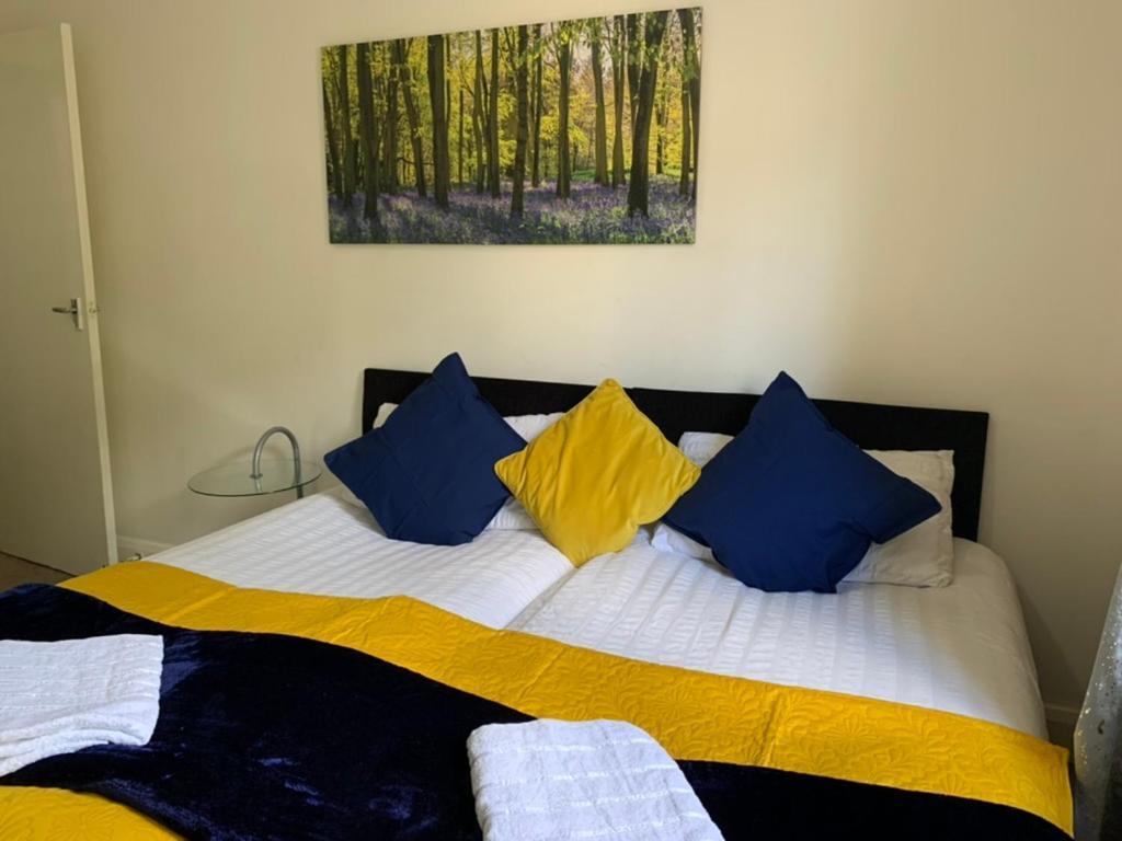 2 Bedrooms Modern Apartment, Full Kitchen, 5 Minutes Tube Station