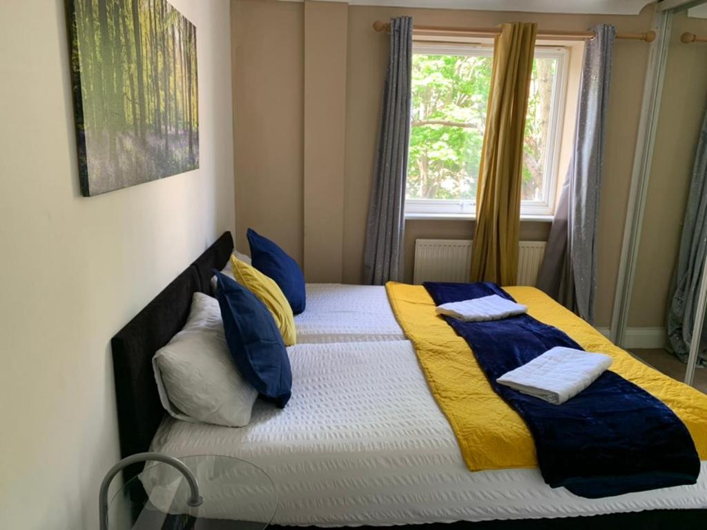 2 Bedrooms Modern Apartment, Full Kitchen, 5 Minutes Tube Station Apartment