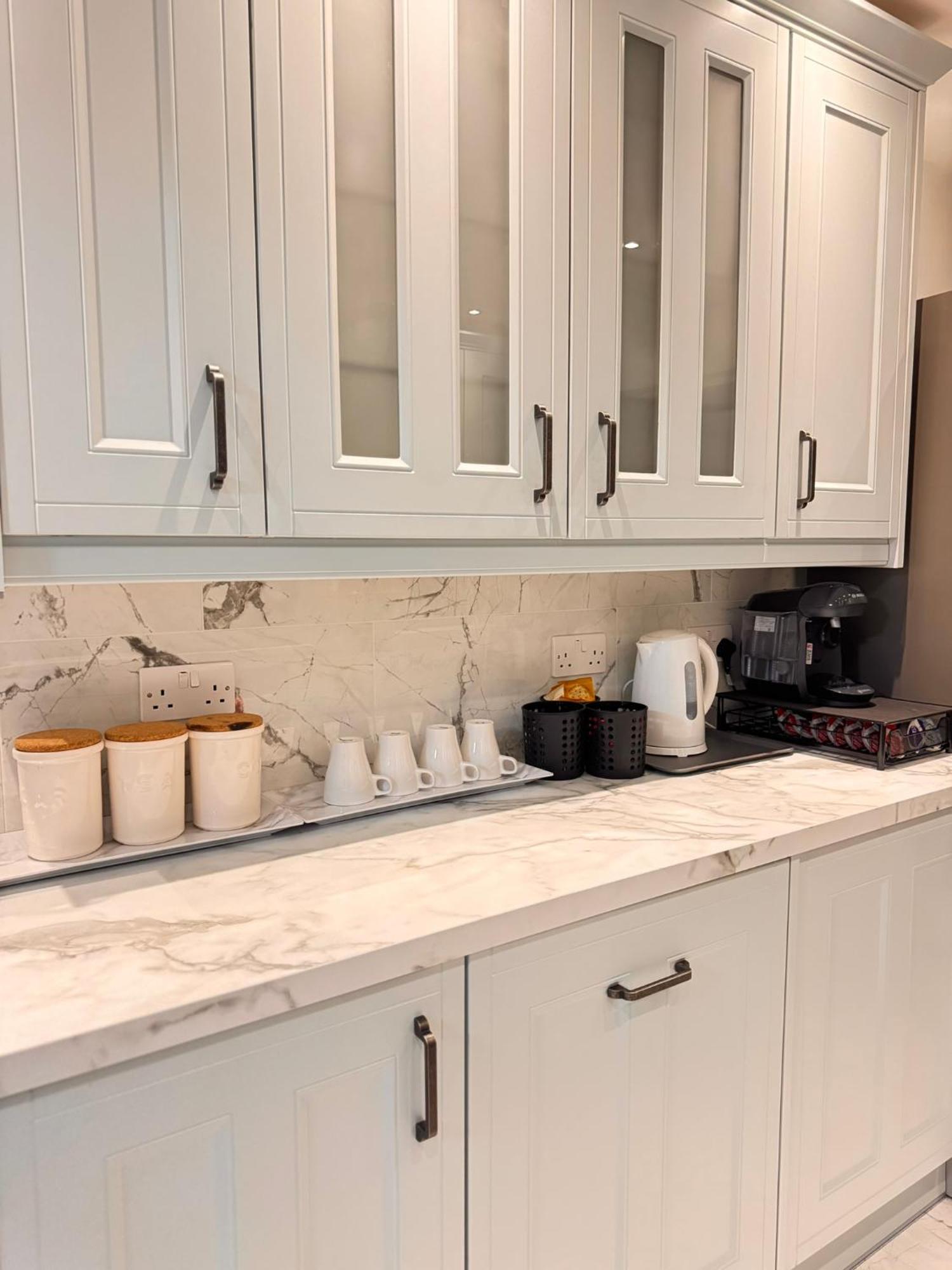 Modern House E15 Stratford - Sleeps 2 - 9, Fast Links To London, Near O2, Greenwich & Olympic Park, Child-friendly Garden, Free Parking London