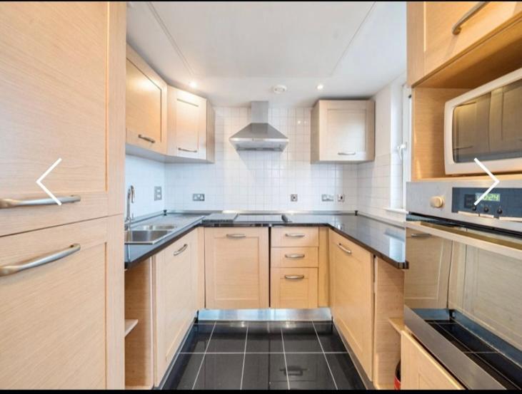 Amazing River View 2 Bedroom Apartment, Sleeps 6 , Balcony And Parking Appartement