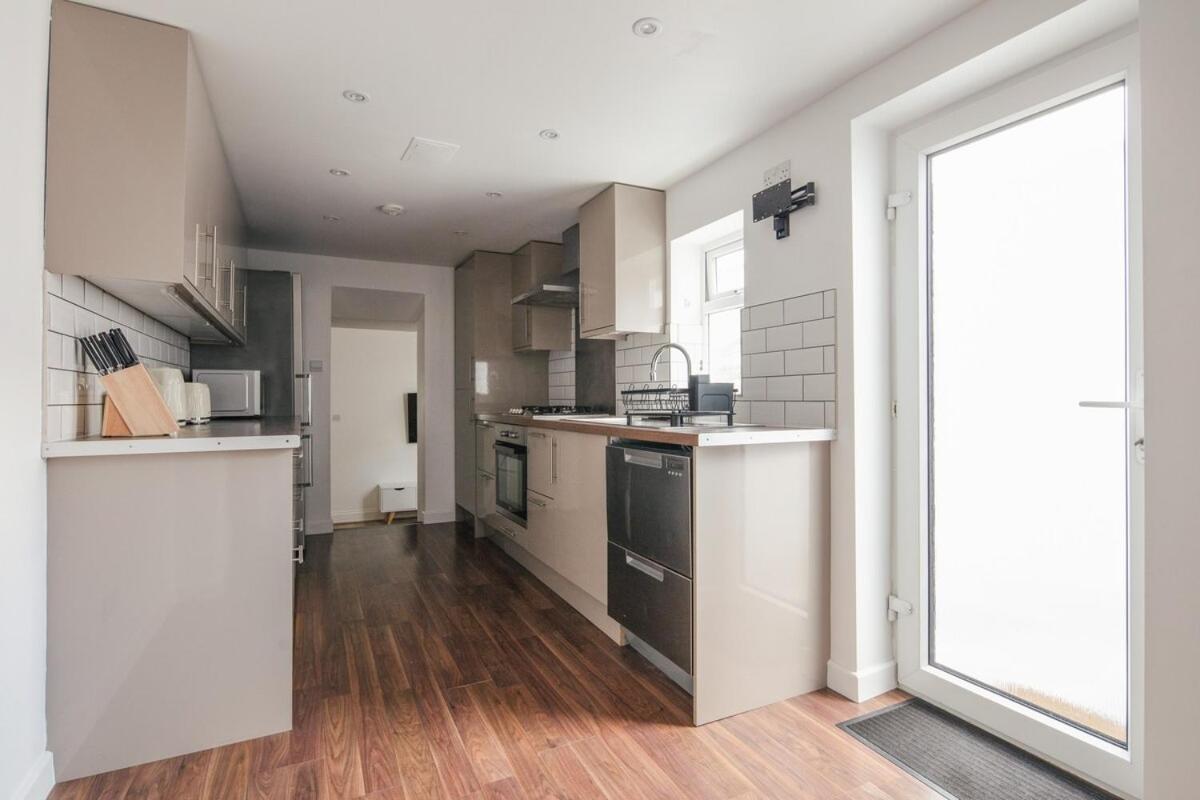 Spacious 3 Bedroom With Ps5 And Pool Table Near O2 Arena Canary Wharf And Elizabeth Line To * Londra