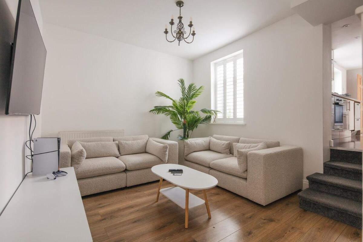 Spacious 3 Bedroom With Ps5 And Pool Table Near O2 Arena Canary Wharf And Elizabeth Line To Appartamento Londra