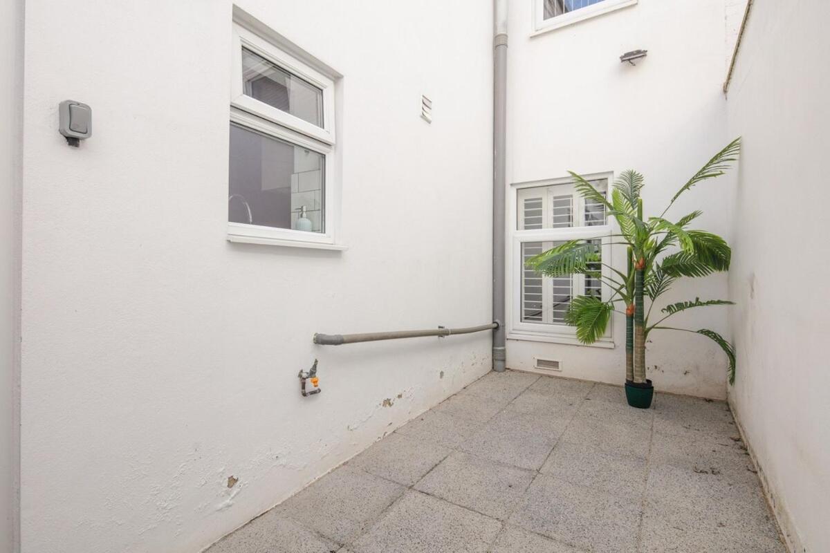 Spacious 3 Bedroom With Ps5 And Pool Table Near O2 Arena Canary Wharf And Elizabeth Line To Londra