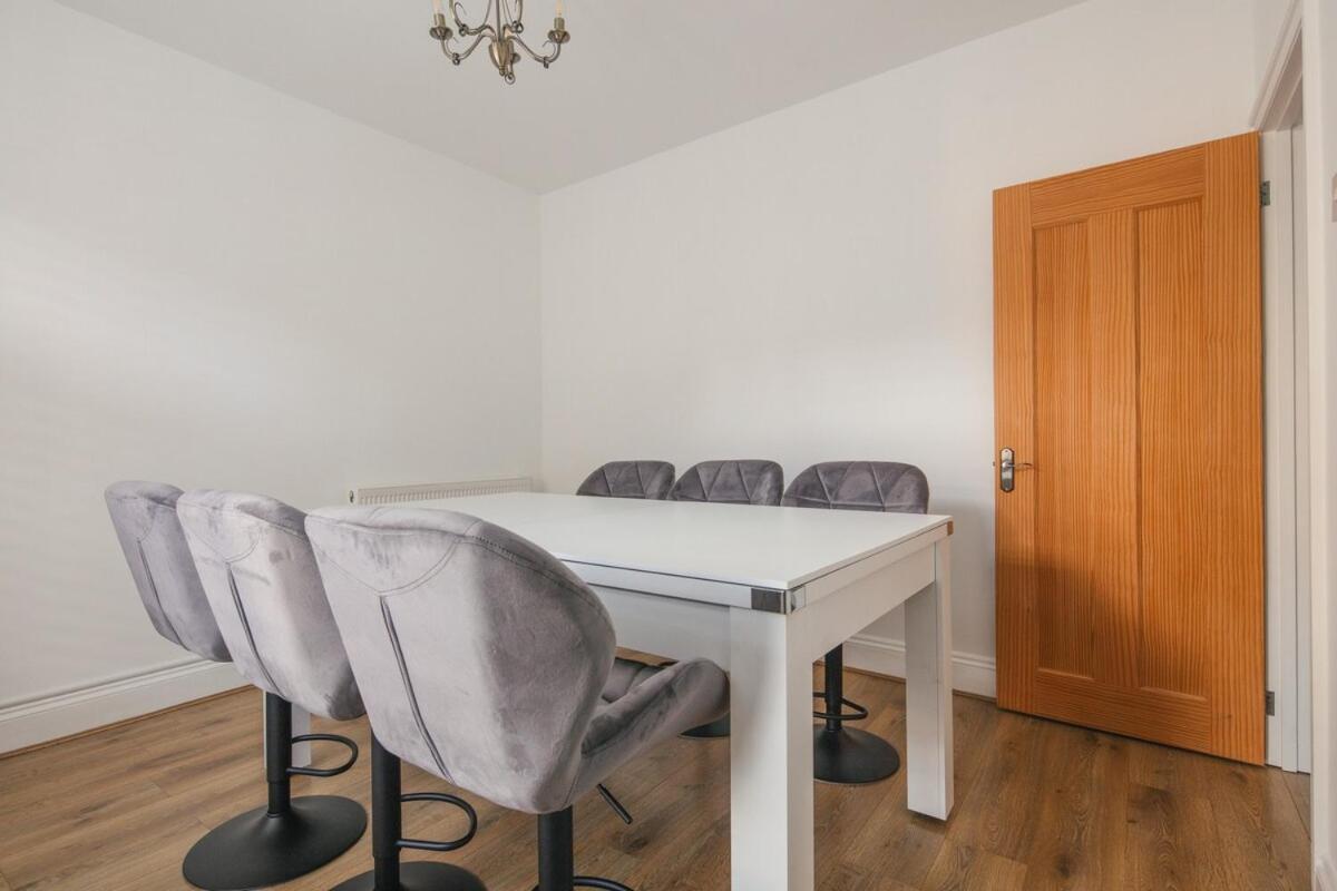 Spacious 3 Bedroom With Ps5 And Pool Table Near O2 Arena Canary Wharf And Elizabeth Line To Appartamento