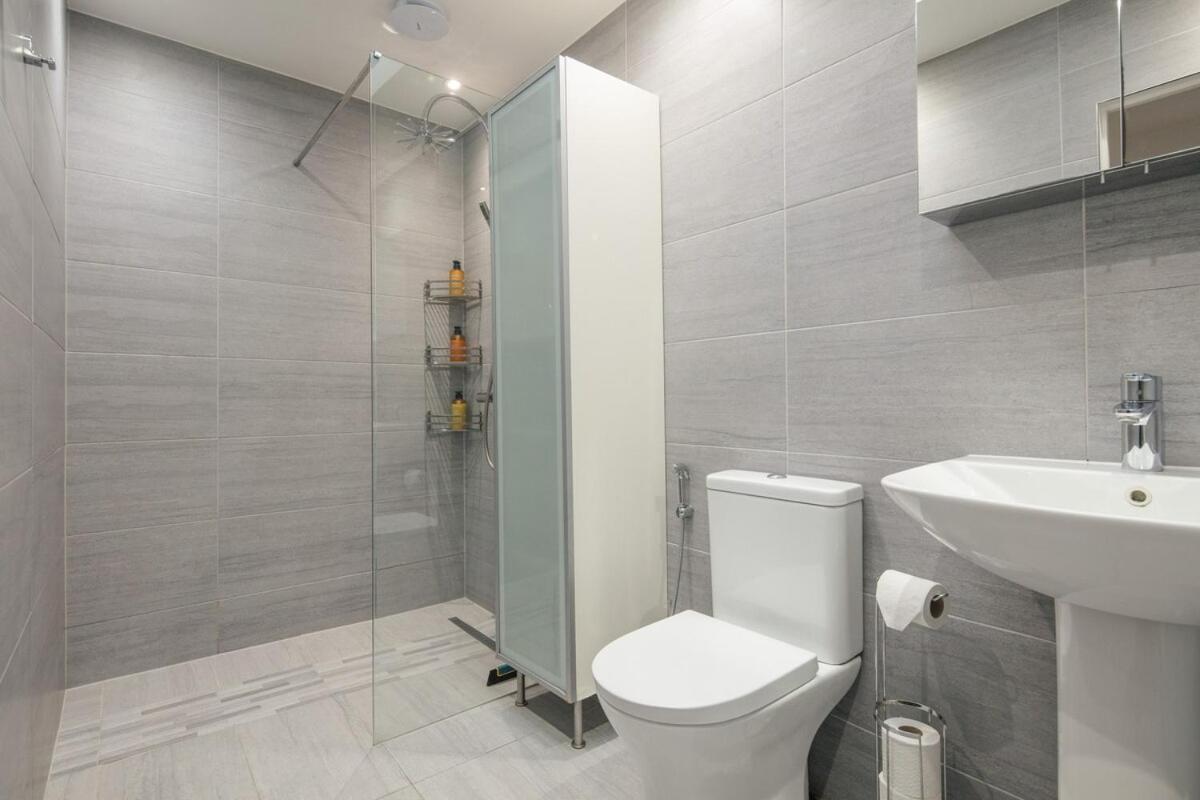 Spacious 3 Bedroom With Ps5 And Pool Table Near O2 Arena Canary Wharf And Elizabeth Line To Londra