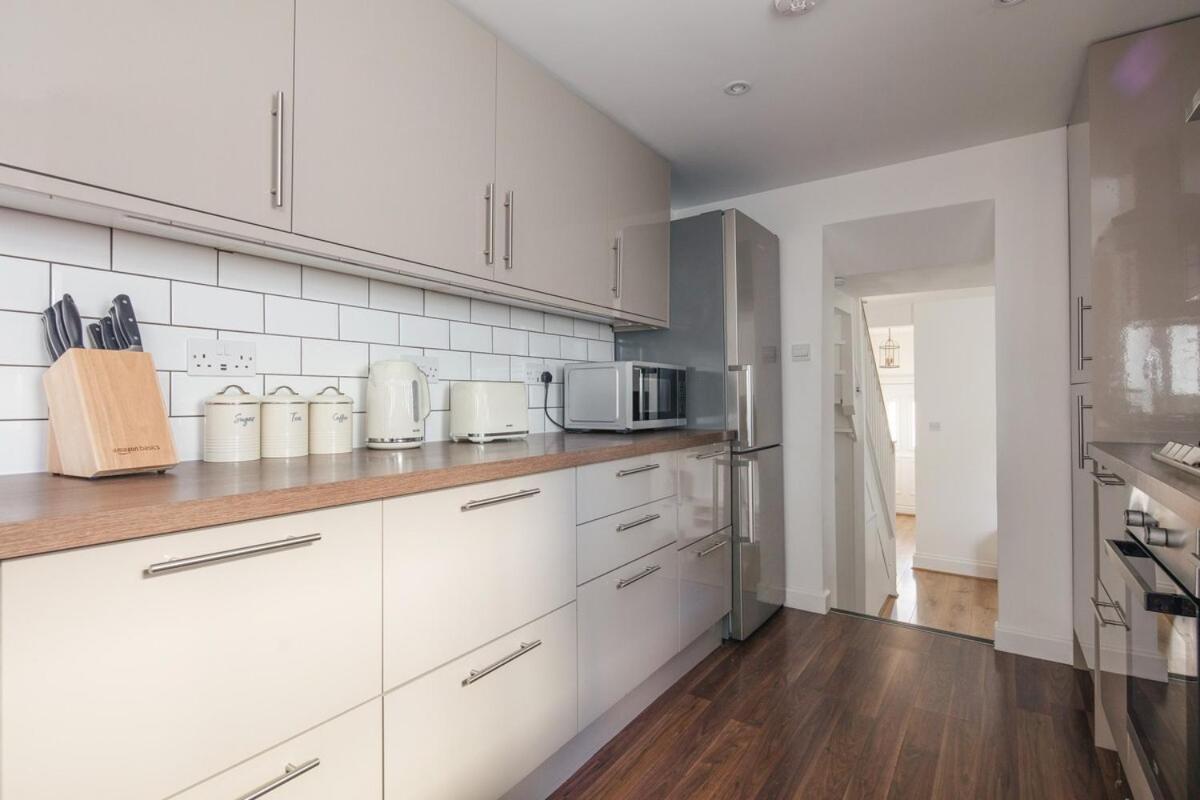 Spacious 3 Bedroom With Ps5 And Pool Table Near O2 Arena Canary Wharf And Elizabeth Line To * Londra