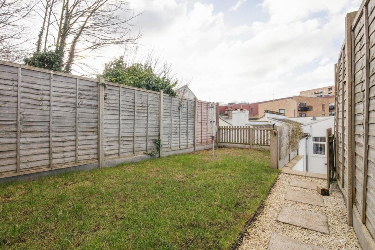 Spacious 3 Bedroom With Ps5 And Pool Table Near O2 Arena Canary Wharf And Elizabeth Line To Appartamento