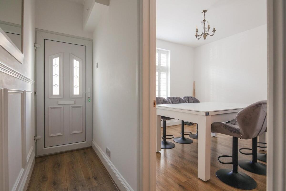 Spacious 3 Bedroom With Ps5 And Pool Table Near O2 Arena Canary Wharf And Elizabeth Line To Appartamento *
