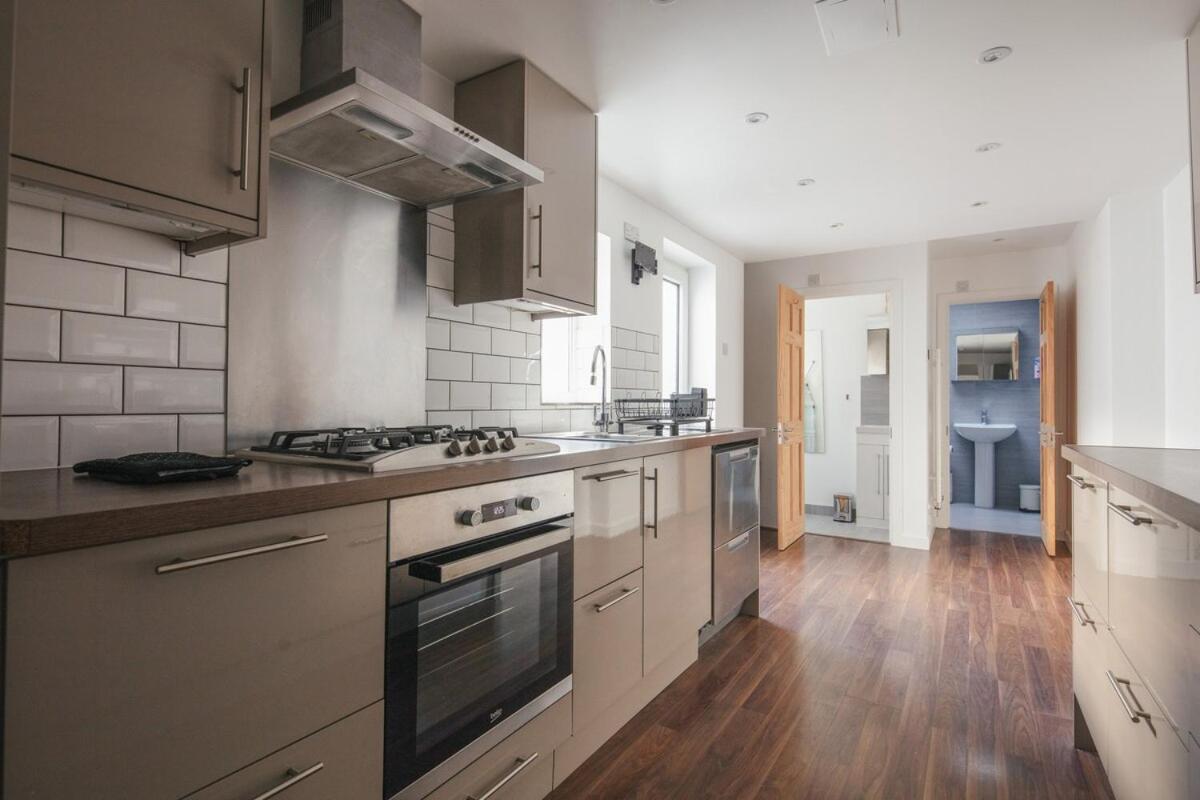 Spacious 3 Bedroom With Ps5 And Pool Table Near O2 Arena Canary Wharf And Elizabeth Line To * Londra
