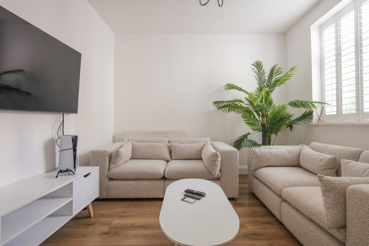 Spacious 3 Bedroom With Ps5 And Pool Table Near O2 Arena Canary Wharf And Elizabeth Line To Appartamento Londra
