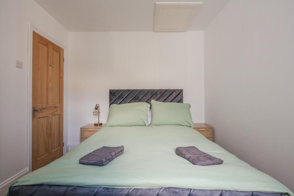 Spacious 3 Bedroom With Ps5 And Pool Table Near O2 Arena Canary Wharf And Elizabeth Line To * Londra