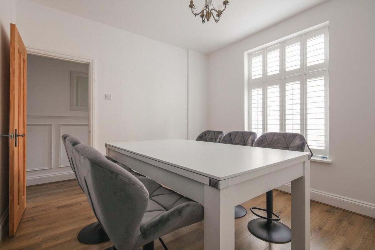 Spacious 3 Bedroom With Ps5 And Pool Table Near O2 Arena Canary Wharf And Elizabeth Line To Londra
