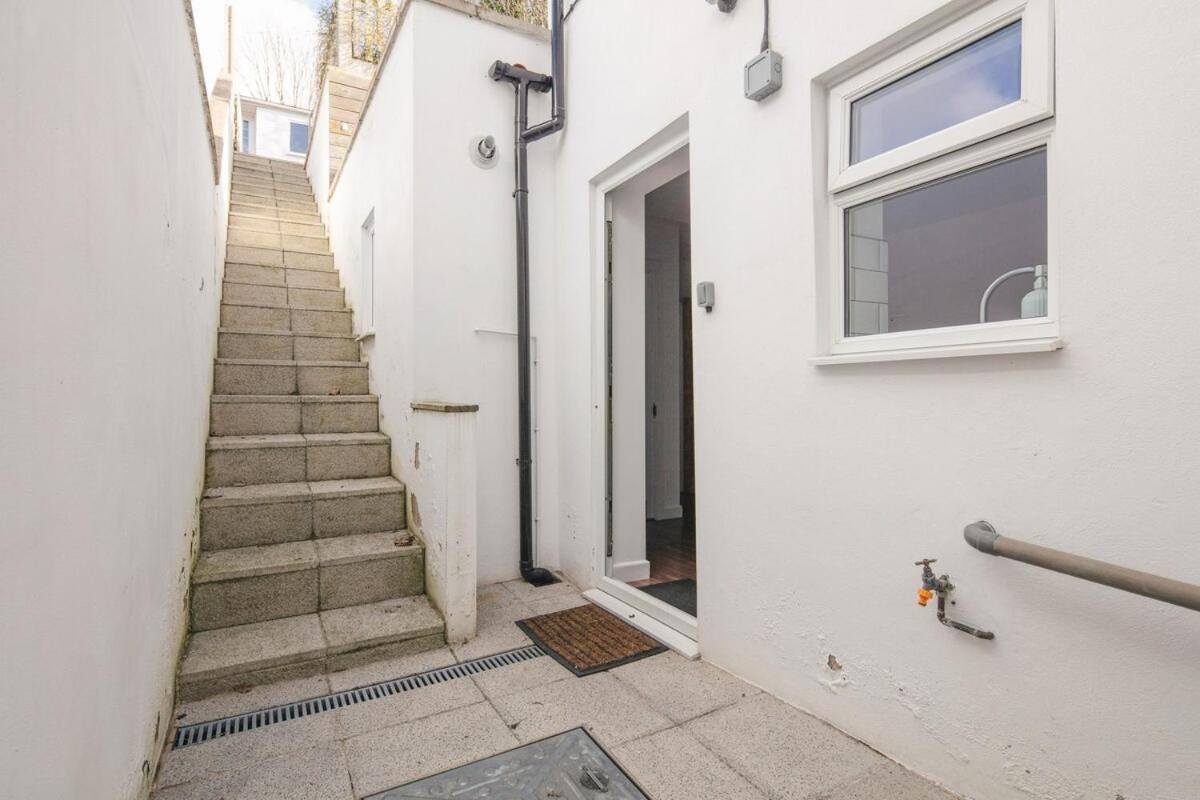 Spacious 3 Bedroom With Ps5 And Pool Table Near O2 Arena Canary Wharf And Elizabeth Line To Appartamento *