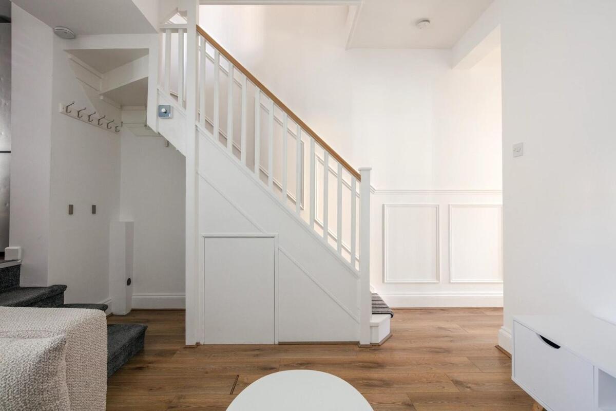 Spacious 3 Bedroom With Ps5 And Pool Table Near O2 Arena Canary Wharf And Elizabeth Line To Londra