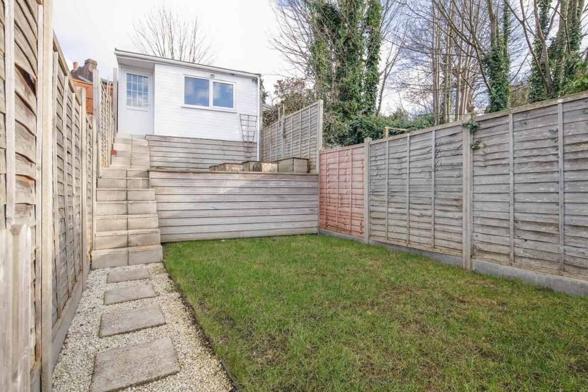 Spacious 3 Bedroom With Ps5 And Pool Table Near O2 Arena Canary Wharf And Elizabeth Line To Appartamento