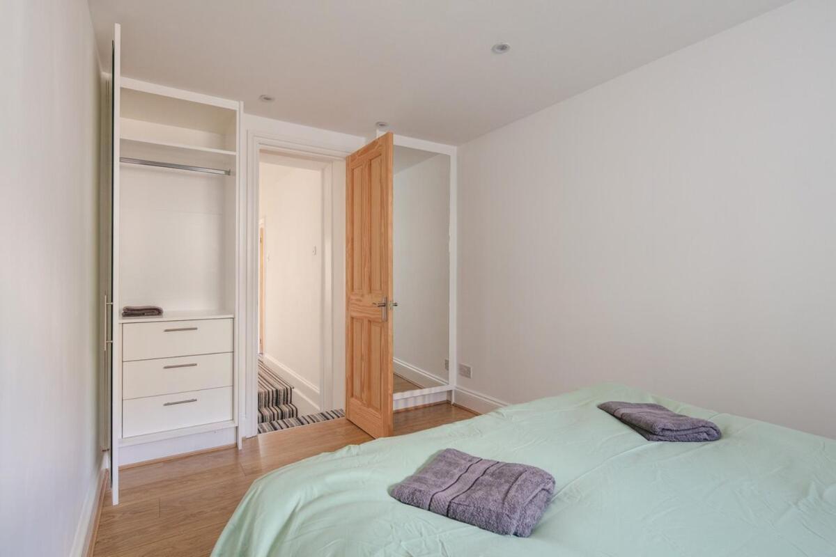 Spacious 3 Bedroom With Ps5 And Pool Table Near O2 Arena Canary Wharf And Elizabeth Line To * Londra