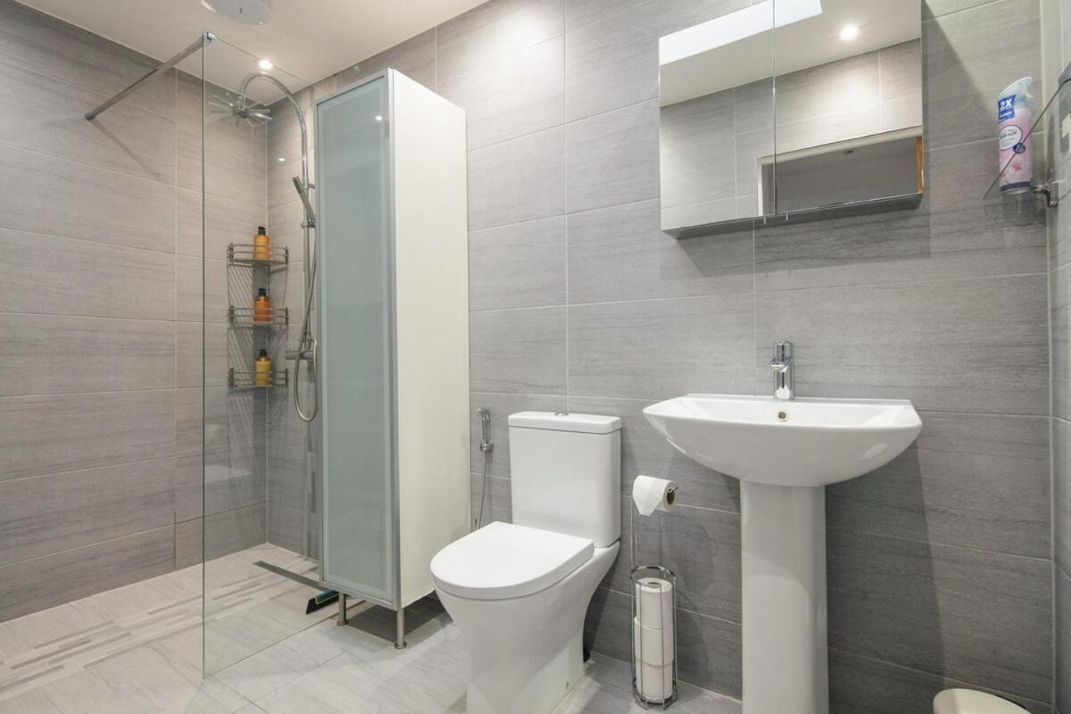 Spacious 3 Bedroom With Ps5 And Pool Table Near O2 Arena Canary Wharf And Elizabeth Line To Appartamento Londra