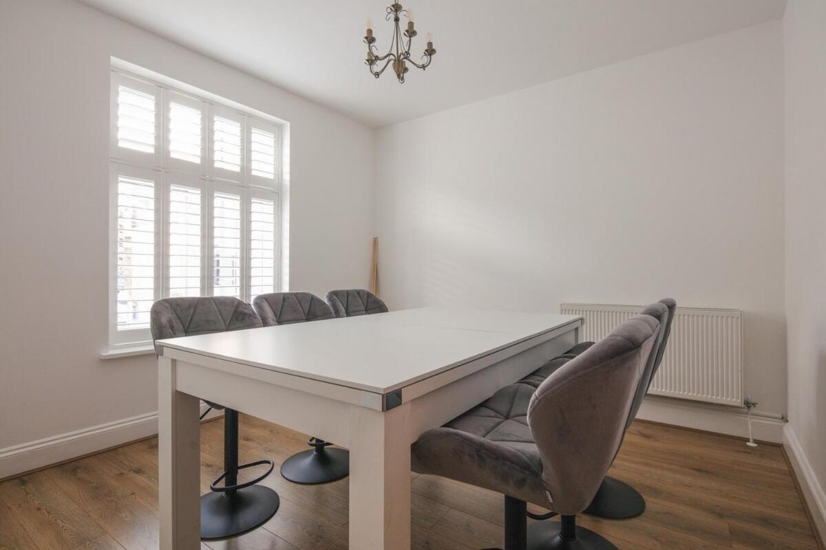 Spacious 3 Bedroom With Ps5 And Pool Table Near O2 Arena Canary Wharf And Elizabeth Line To Appartamento Londra