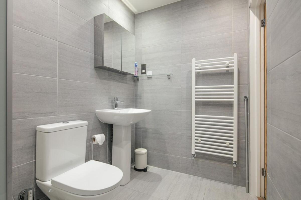 Spacious 3 Bedroom With Ps5 And Pool Table Near O2 Arena Canary Wharf And Elizabeth Line To * Londra