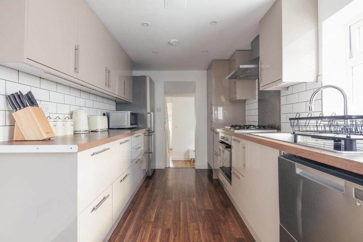 Spacious 3 Bedroom With Ps5 And Pool Table Near O2 Arena Canary Wharf And Elizabeth Line To * Londra