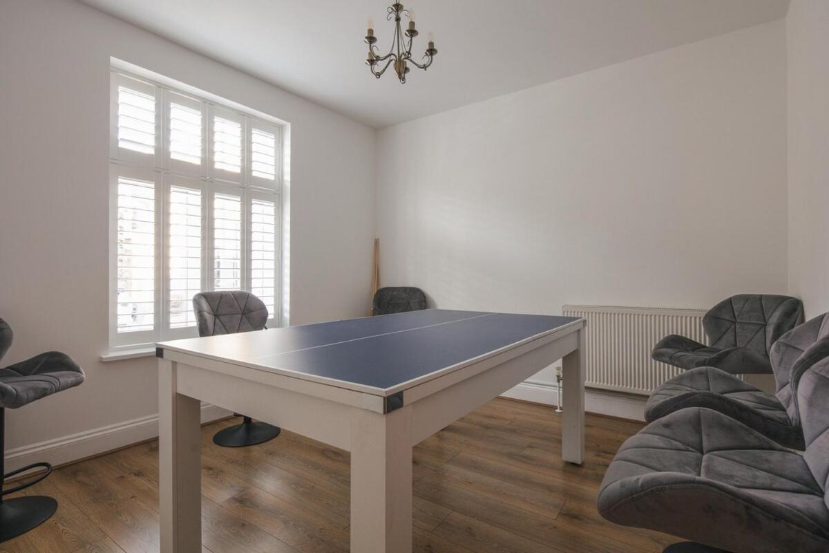 Spacious 3 Bedroom With Ps5 And Pool Table Near O2 Arena Canary Wharf And Elizabeth Line To Appartamento Londra