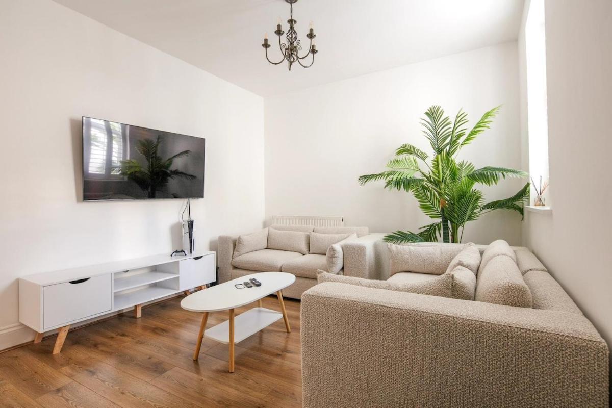 Spacious 3 Bedroom With Ps5 And Pool Table Near O2 Arena Canary Wharf And Elizabeth Line To Londra