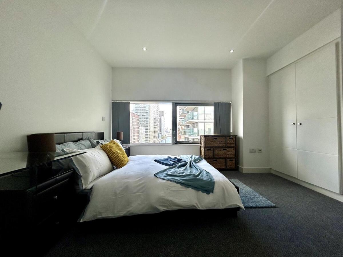 Luxe , Balcony , Gym , Views , 5 Minutes To Station Lejlighed London