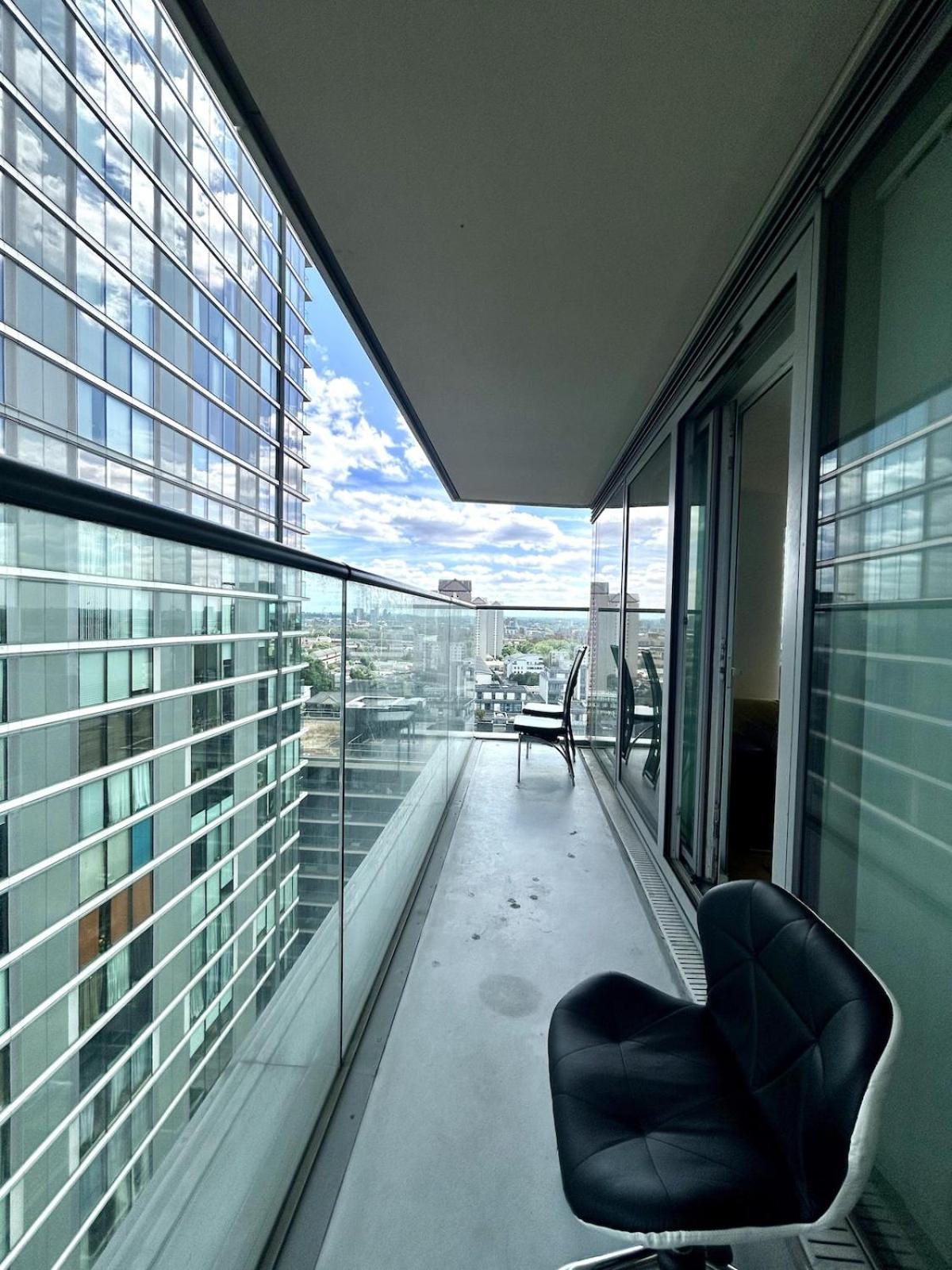 Luxe , Balcony , Gym , Views , 5 Minutes To Station Lejlighed *