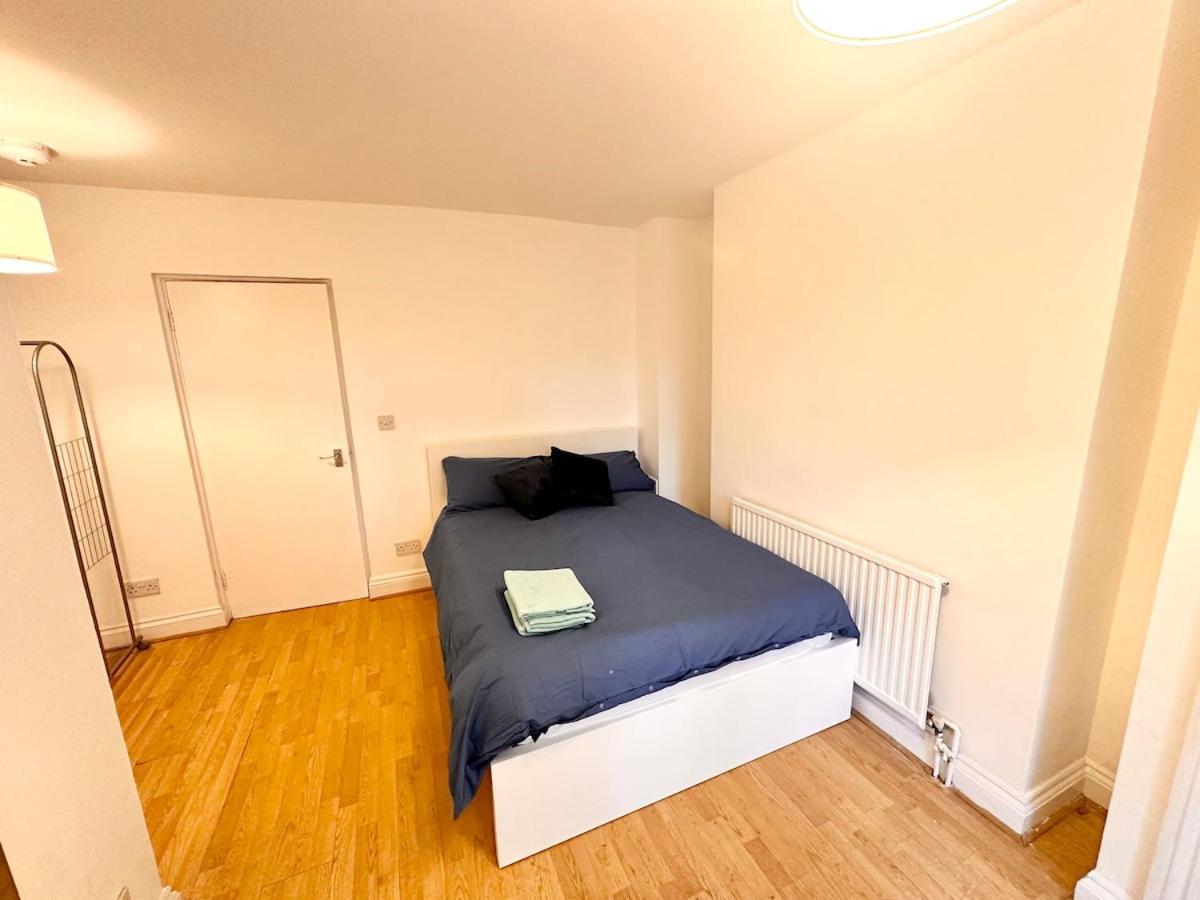 Flat-by Lewisham Train Station Apartment *