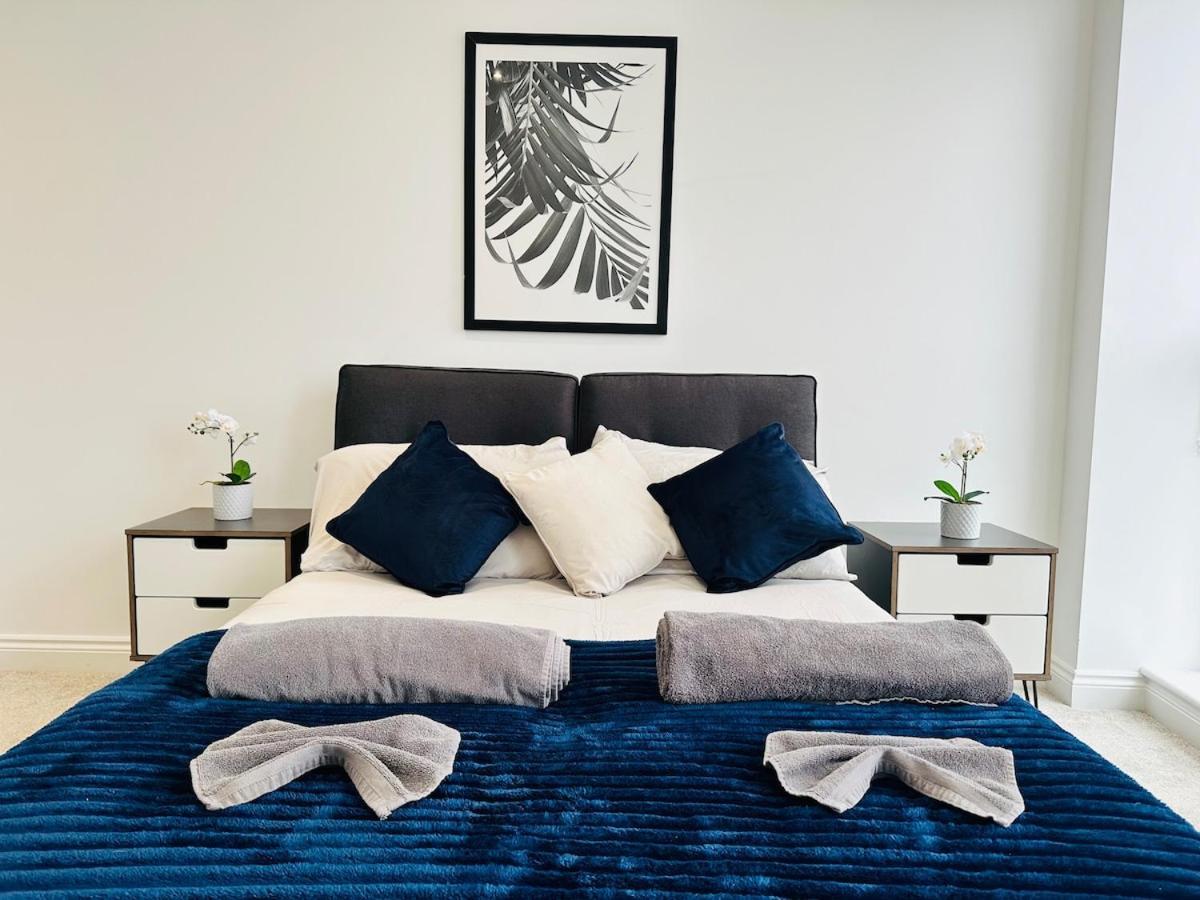 Spacious Close To Major Station Apartment *