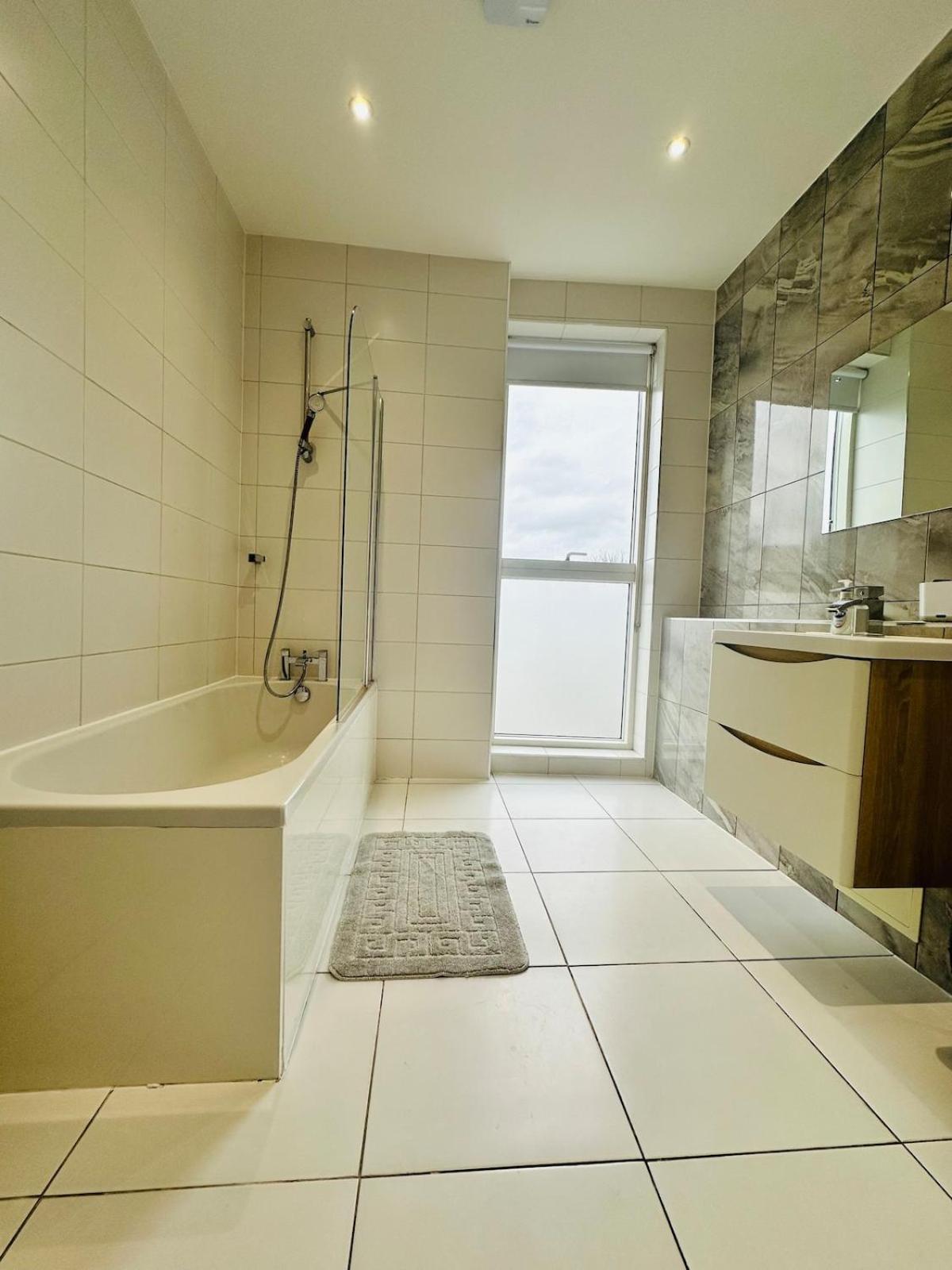 Spacious Close To Major Station Apartment
