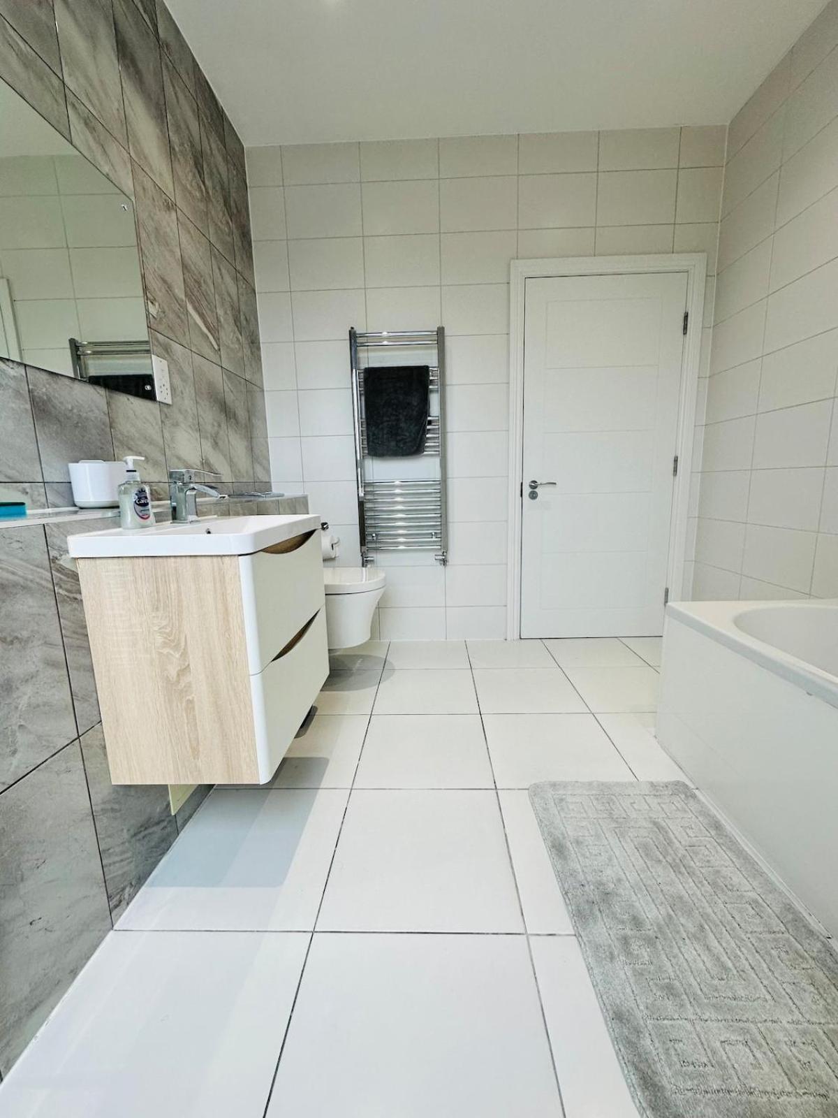 Spacious Close To Major Station Apartment
