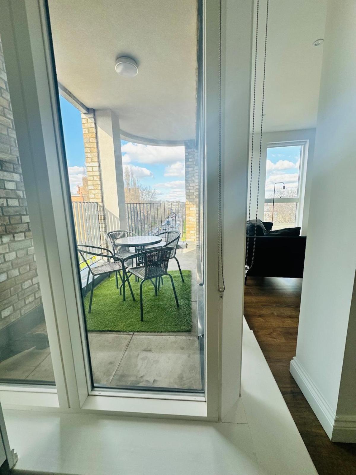 Apartment Spacious Close To Major Station London