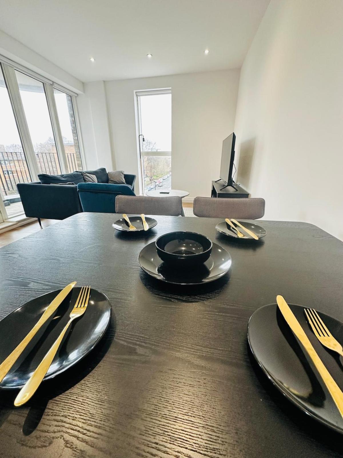 Spacious Close To Major Station Apartment *