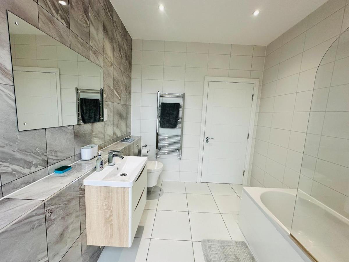 Apartment Spacious Close To Major Station *