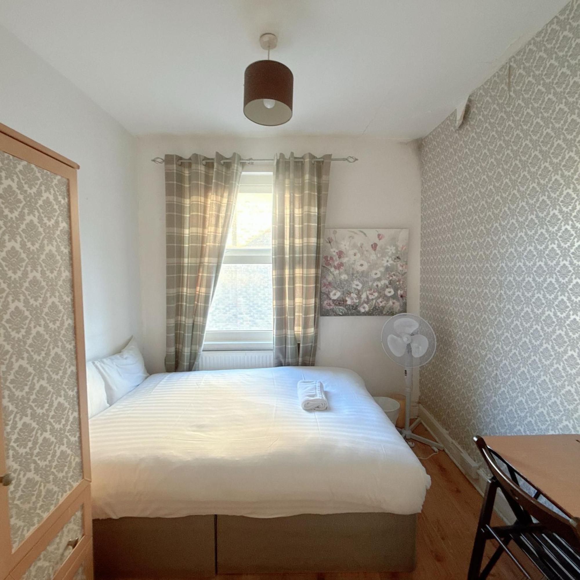 Twenty Five Bed & Breakfast London