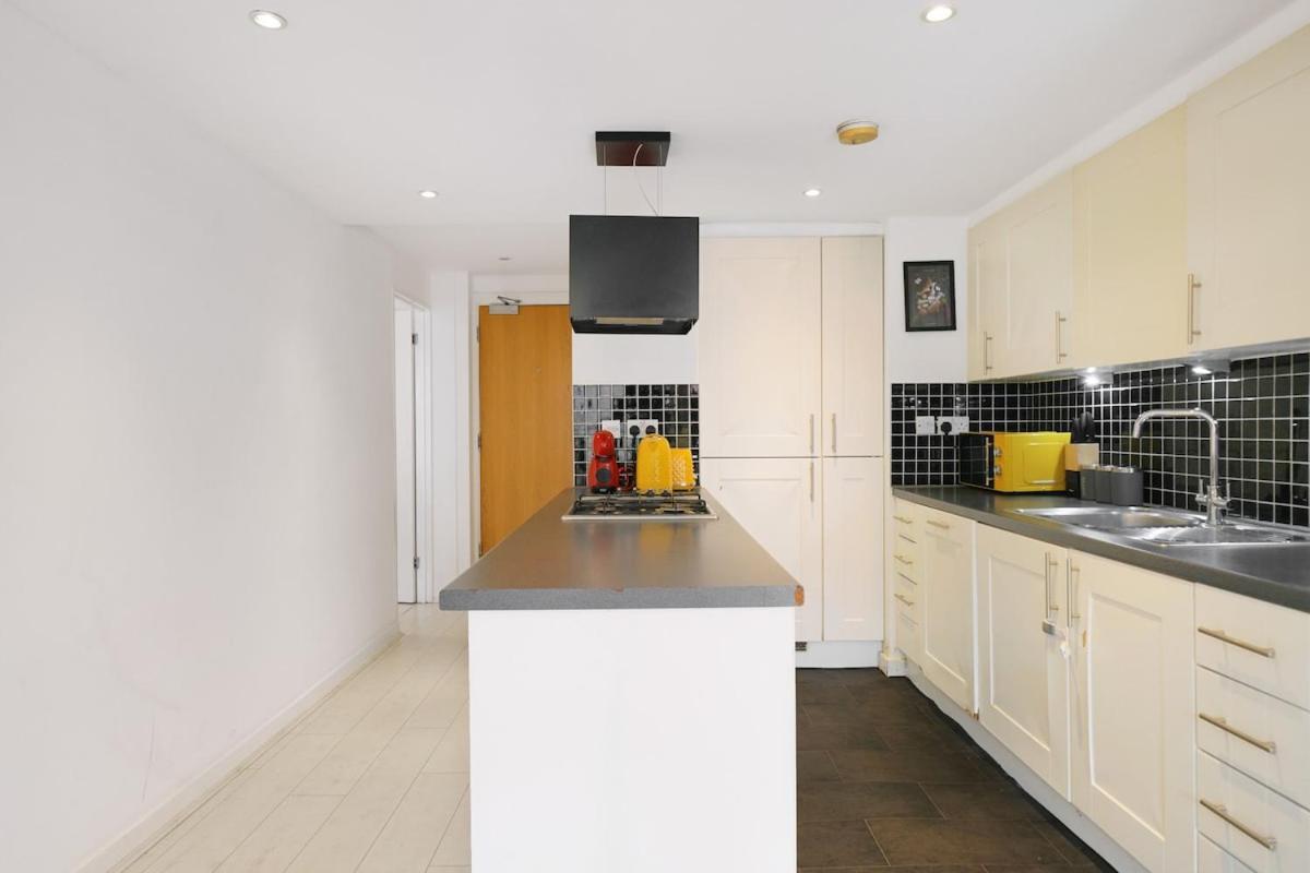 Apartment Modern 2-bed With Balcony In Stratford *
