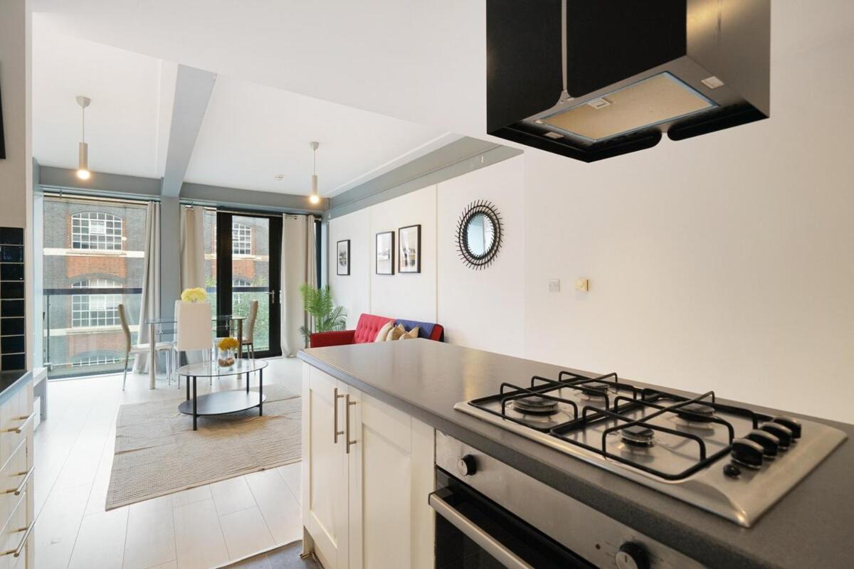 Modern 2-bed With Balcony In Stratford Apartment