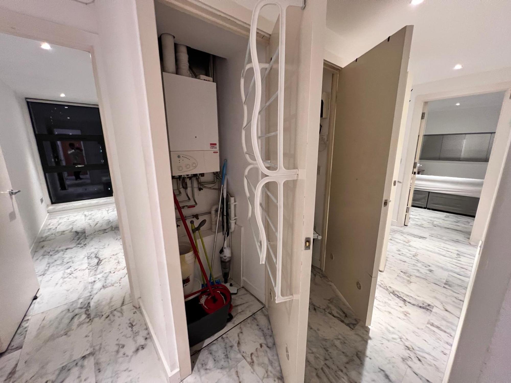 Deluxe Entire With 2x Bedrooms, 2x Bathrooms And A Big Living In The Olympic Park And Westfield At Stratford Aparthotel