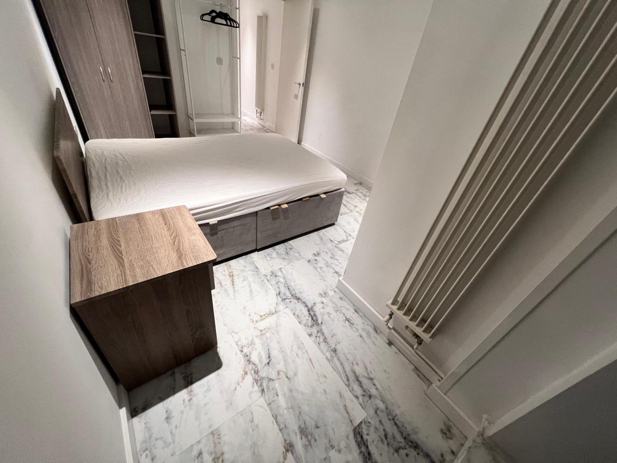 Deluxe Entire With 2x Bedrooms, 2x Bathrooms And A Big Living In The Olympic Park And Westfield At Stratford Aparthotel London