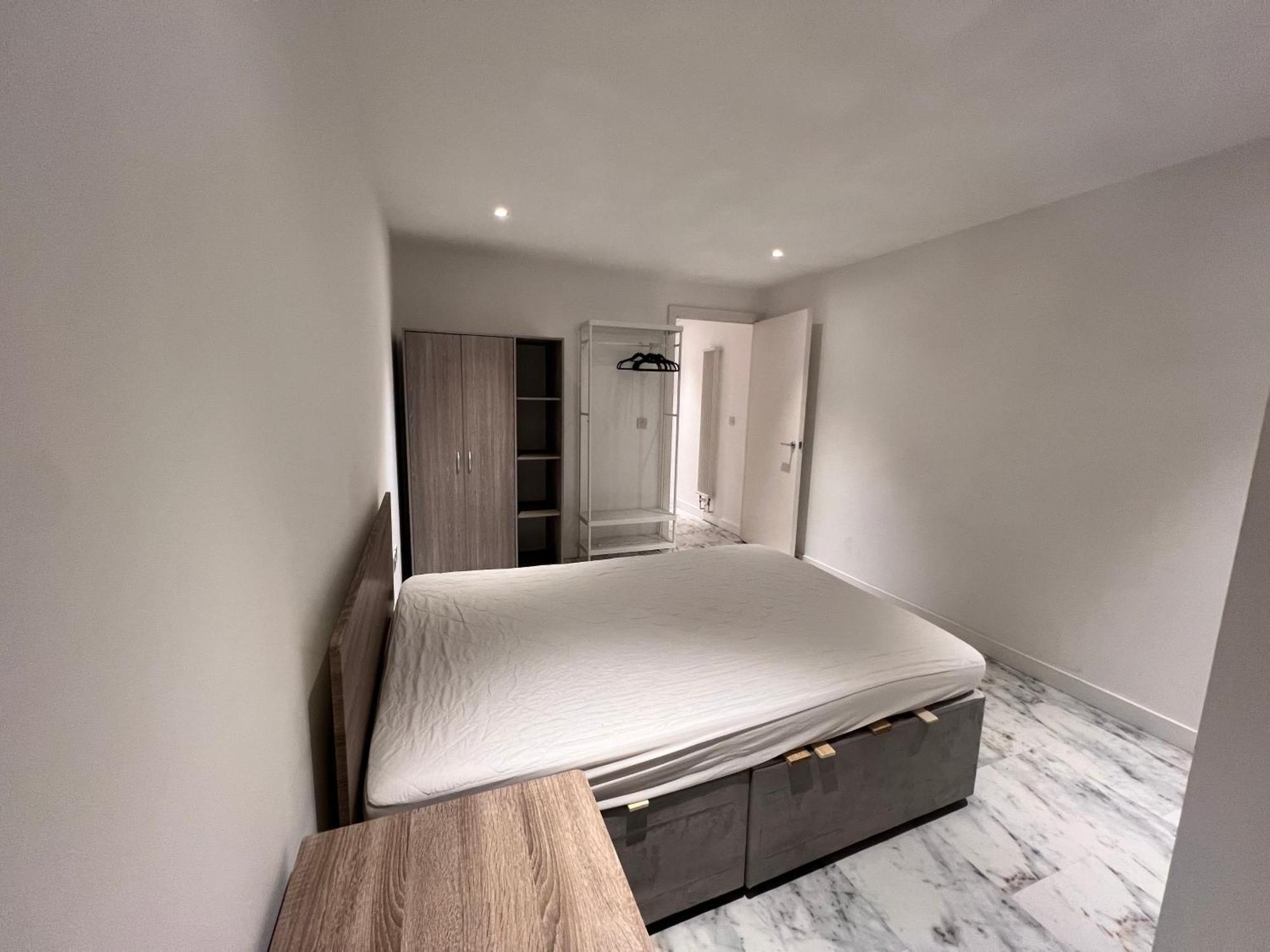 Deluxe Entire With 2x Bedrooms, 2x Bathrooms And A Big Living In The Olympic Park And Westfield At Stratford