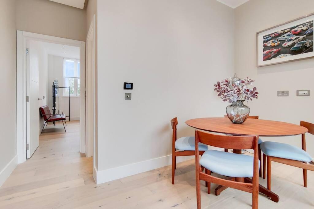 13 Borough - Contemporary 1-bed, 1-bath In Borough Apartment