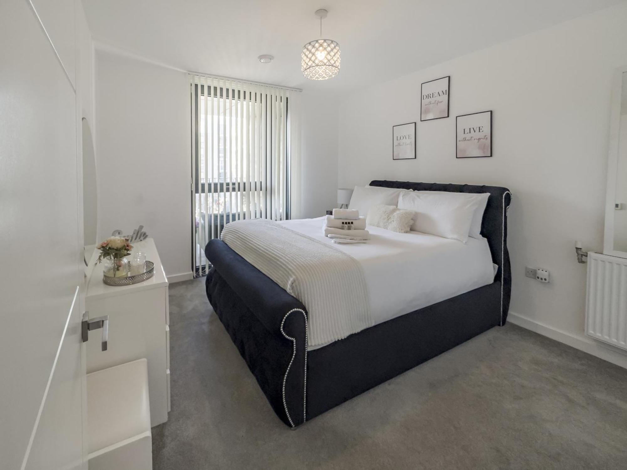 Greenwich With A River View & Balcony Near The 02 Arena & North Greenwich With Free Wifi & Fast Links Into Apartment *
