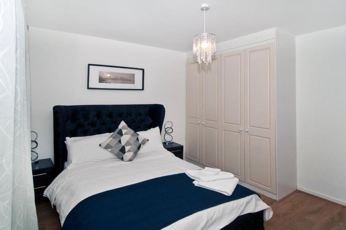 Luxurious Zone 2, One Stop Bridge! Apartment London