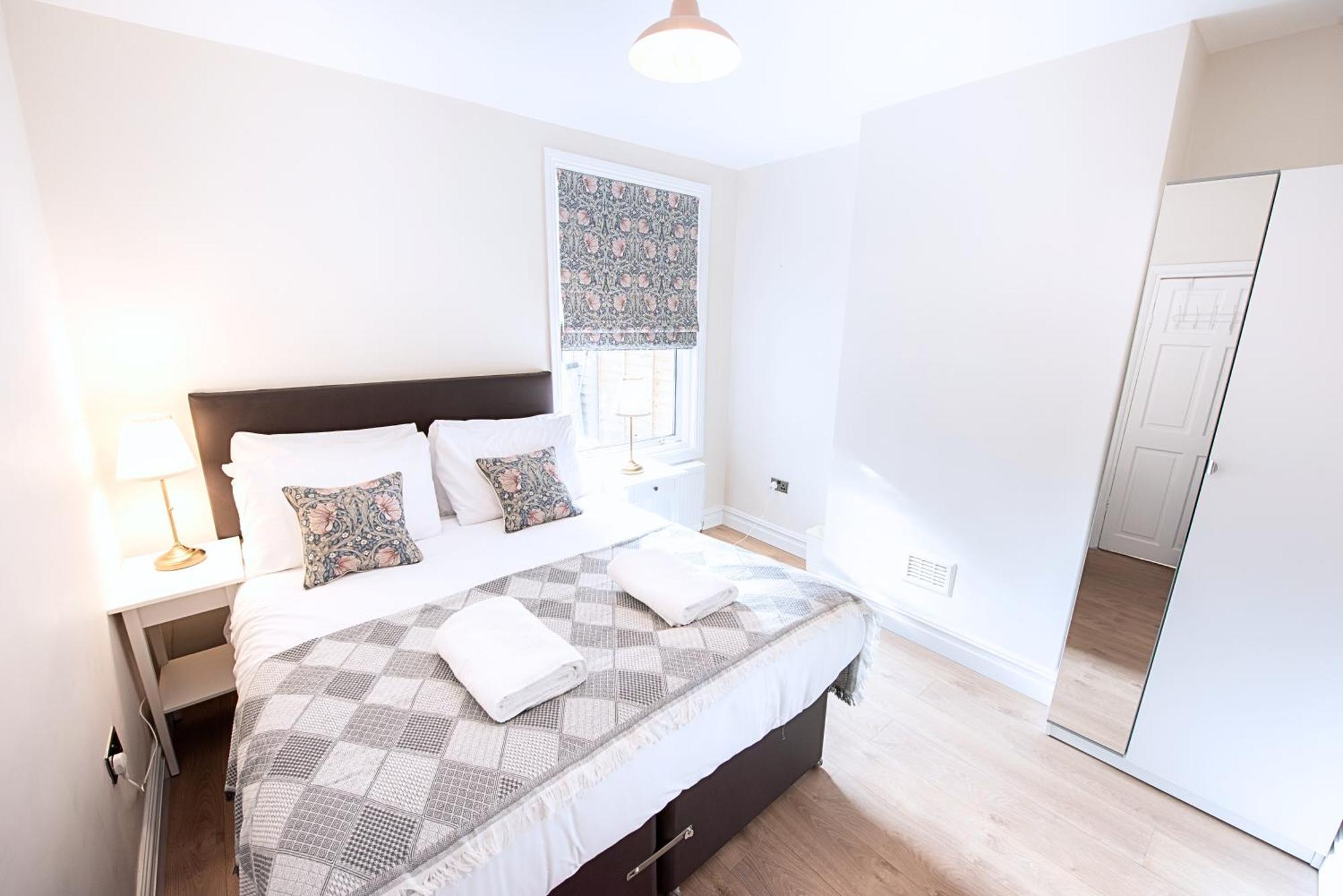 Victorian 2br Apartment, King Beds, Fast Wifi, Near Shops, Cafes & Transport, E17 Apartment London
