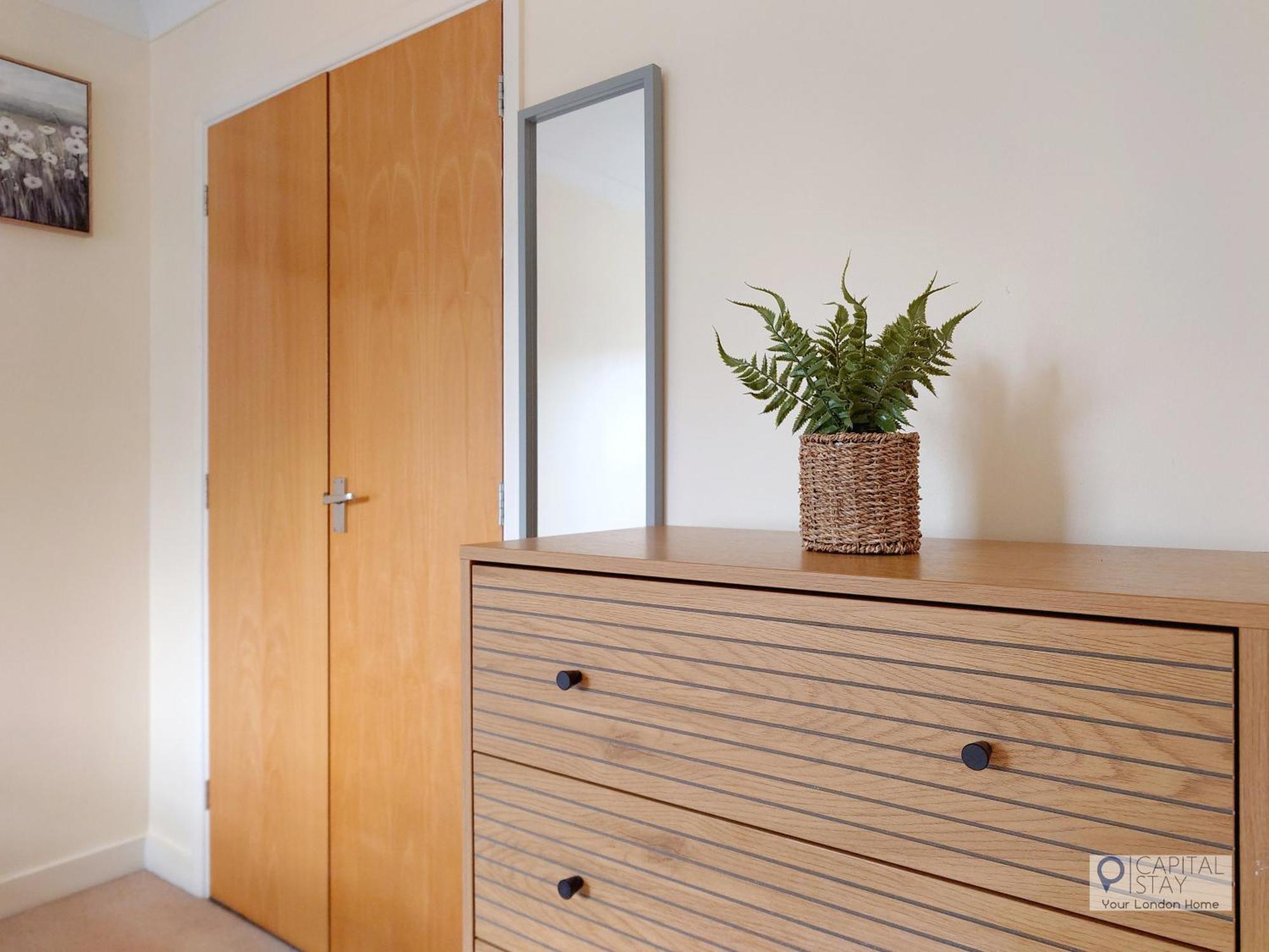 Fully Serviced Two Bed In Poplar Appartement