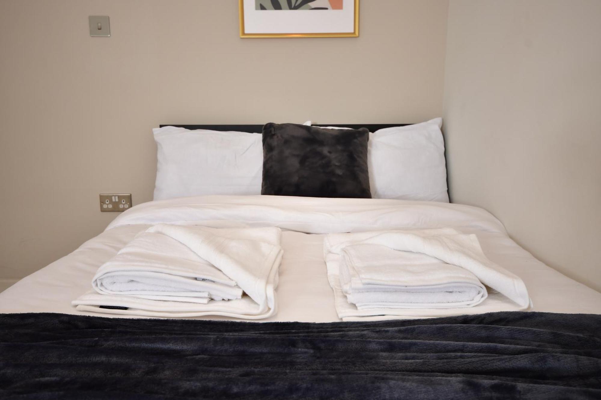 Morden Stratford 2 With Shared Bathroom *