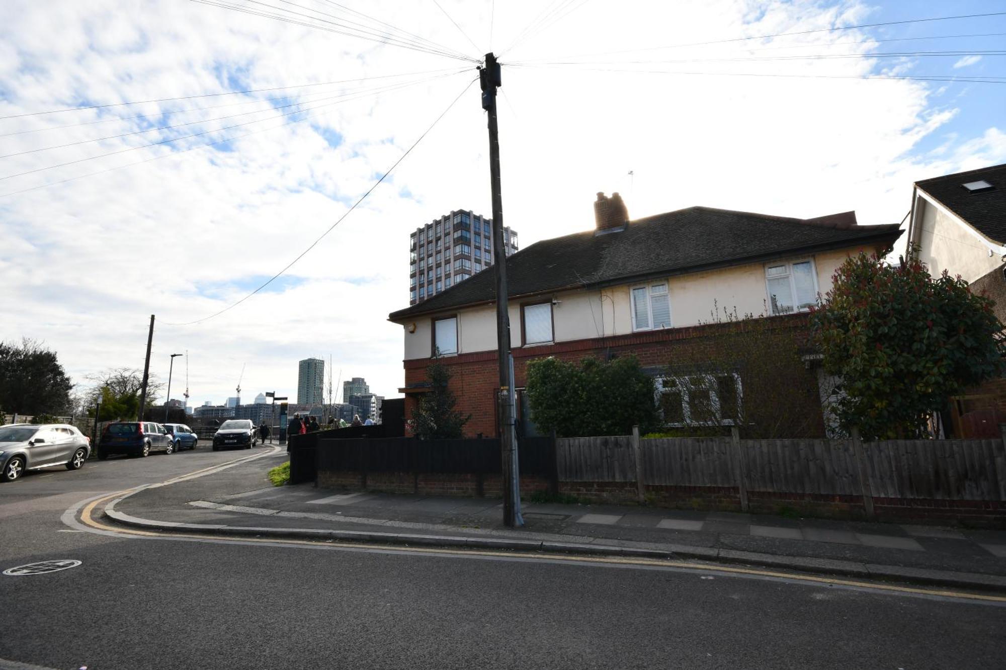 Morden Stratford 2 With Shared Bathroom