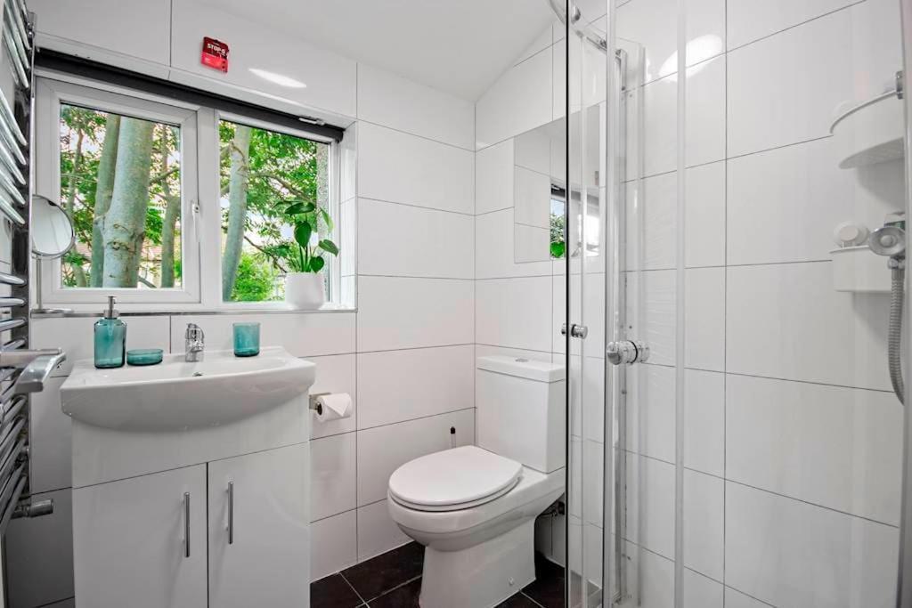 Canning Town 4 Bed Flat Sleeps 7- For Groups, Families And Contractors- With Free Parking Appartement *